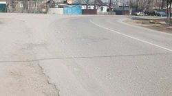 Житель просит установить и привлечь к ответственности выбросивших камни на дороге в селе Таш-Добо