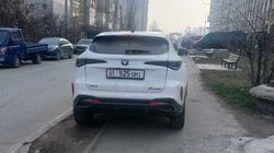 Машина стоит на тротуаре в микрорайоне Джал