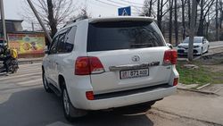 На Эркиндик—Куренкеева «Тойота» припаркована на пешеходном переходе