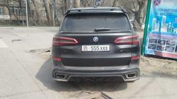 BMW перекрыл тротуар в 10 микрорайоне