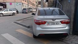 В мкр Восток-5 машина стояла на тротуаре. Горожанин спрашивает, почему эвакуатор не забрал ее