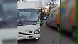 Мини-грузовик стоял на проезжей части, не пропуская автобус