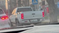 Водители ехали по полосе для скутеров во время пробок на Токтогула—Абдрахманова