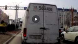 Бус подрезал попутные машины при обгоне на улице Масалиева. Видео