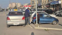 Машина такси стояла на тротуаре на Масалиева—Бакаева