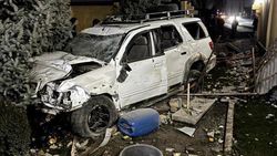 В Ак-Ордо Toyota пробила забор и въехала во двор частного дома. Видео