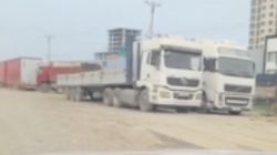 Житель города Ош жалуется, что водители превратили улицу Касымбекова в стоянку для фур и мусорят