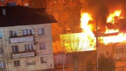 Ночью в Оше загорелось здание. Видео