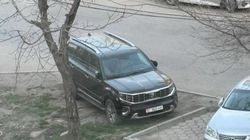 Машина стоит на зеленной зоне на улице Уметалиева