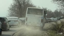 Микроавтобус выехал на обочину при обгоне