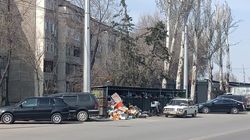 На улице Ауэзова мусорные контейнеры переполнены, мусор оставляют на дороге