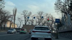 Горожанин предлагает изменить дорожные знаки при выезде из-под моста с Молодой Гвардии на Л.Толстого