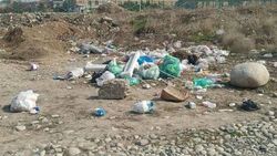 Неизвестные устроили стихийную свалку напротив жилого дома в Арча-Бешике