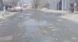 Из водопроводной трубы на улице Ключевая села Садовое течет вода