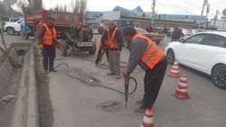 На дороге рынка «Мадина» идет подготовка к ямочному ремонту