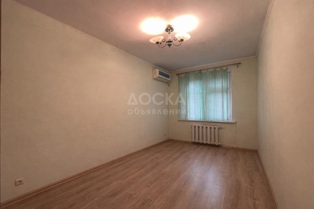 Продаю 3-комнатную квартиру, 59кв. м., этаж - 5/5, 8 мкр .