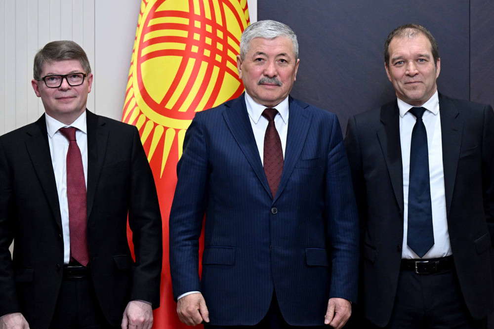 (слева-направо) посол ЕС в КР Реми Дюфло, глава Кабмина Адылбек Касымалиев, председатель Комитета по авиабезопасности ЕС Питер Соренсен