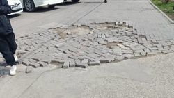 Разбитый тротуар возле ЦОН на Жибек Жолу—Ибраимова реконструируют в апреле