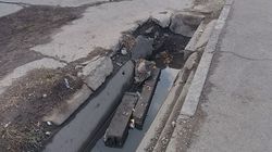 Ямы на дороге, в арыке мусор и разбитые бордюры — горожанин жалуется на состояние дороги на Жибек Жолу—Гоголя