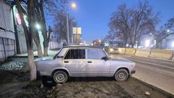 В зеленой зоне на Льва Толстого стоит «Жигули». Как он туда попал? Фото горожанина
