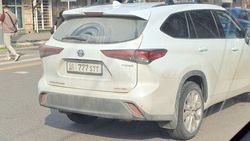 На перекрестке Шопокова—Московская машина стоит прямо перед пешеходным переходом