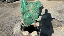 На улице Абая открыта крышка люка