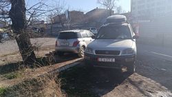 Машины стояли на зеленой зоне на Мусы Джалиля—Буденного