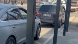 На остановке Нацгоспиталя припаркованные машины мешают автобусам