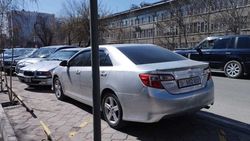Машина заняла место для 2 машин на парковке на улице К.Акиева