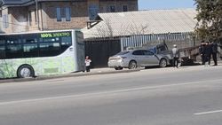 Водитель не поставил электробус на тормоз — он покатился и врезался в машины и столб на ул.Алыкулова