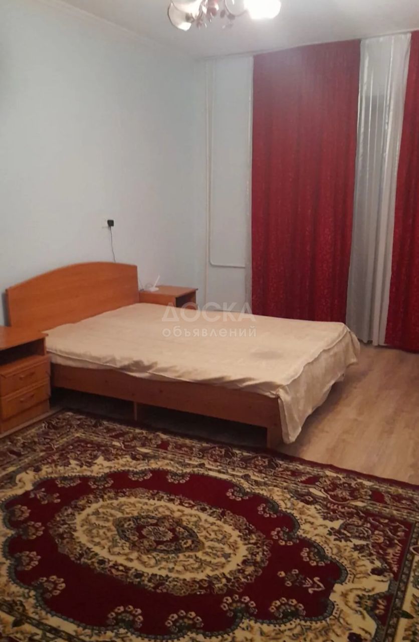 Сдаю 2-комнатную квартиру, 45кв. м., этаж - 3/5, золотой квадрат.