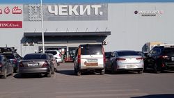 Машина стоит на пешеходном переходе возле магазина «Чекит»