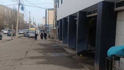 В мэрии ответили на жалобу жителя, что автомойка на улице Суюмбаева расположена слишком близко к тротуару