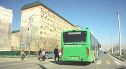 Водитель автобуса №101 не пропустил встречную машину и пешеходов при повороте