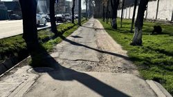Бишкекчанин просит доделать тротуар на улице Горького до улицы Элебаева