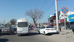 На Жибек Жолу—Курманджан Датка машины паркуются на остановке и в других неположенных местах