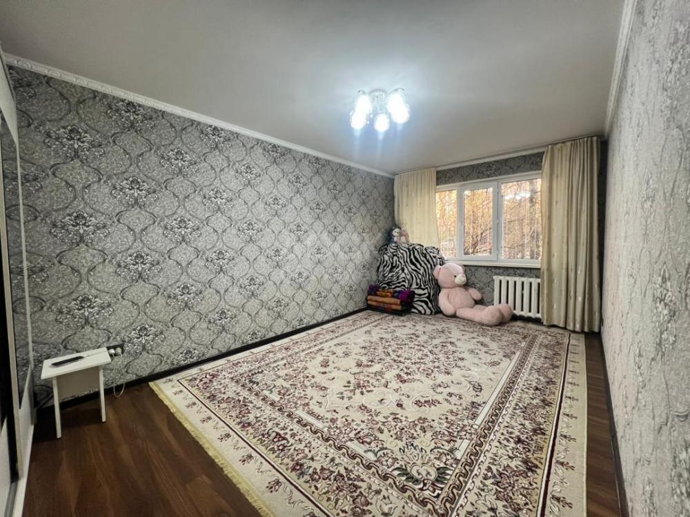 Продаю 1-комнатную квартиру, 31кв. м., этаж - 1/5, 8 мкр.