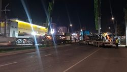 На Южной магистрали начали устанавливать конструкции надземного перехода