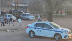 «Превратили футбольную площадку в парковку». Горожанин пожаловался на водителей машин
