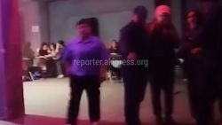 В Бишкеке жители жилмассива Токолдош жалуются на шумные вечеринки в доме по переулку Менделеева