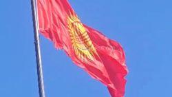 В селе Орто-Сай установили перевернутый флаг