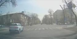 Машина ехала по встречной и повернула на красный сигнал светофора