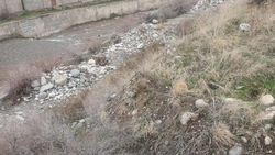 «Канал чистый, но по тротуару не пройти» — житель просит очистить тротуар вдоль реки Аламедин