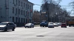 На Жибек Жолу—Абдрахманова на проезжей части есть яма