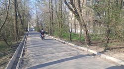 Дорога в 9 мкр, выходящая на улицу Суеркулова, без тротуара — пешеходам опасно, - бишкекчанин