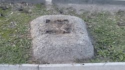 Почему не убирают бетонные остатки от рекламных конструкций, когда облагораживают территорию?