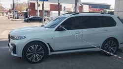 На Суванбердиева—Юнусалиева машины паркуются на тротуаре