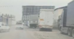 Житель Оша жалуется, что улицу Касымбекова сделали стоянкой для фур и засоряют