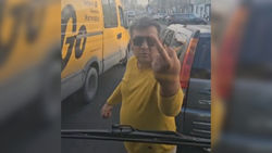 Мужчина обматерил водителя автобуса и пригрозил ему на дороге. Видео