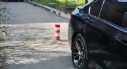Въезд в дом №10 в 11 мкр закрыли бетонами, - горожанин Въезд в дом №10 в 11 мкр закрыли бетонами, - горожанин
